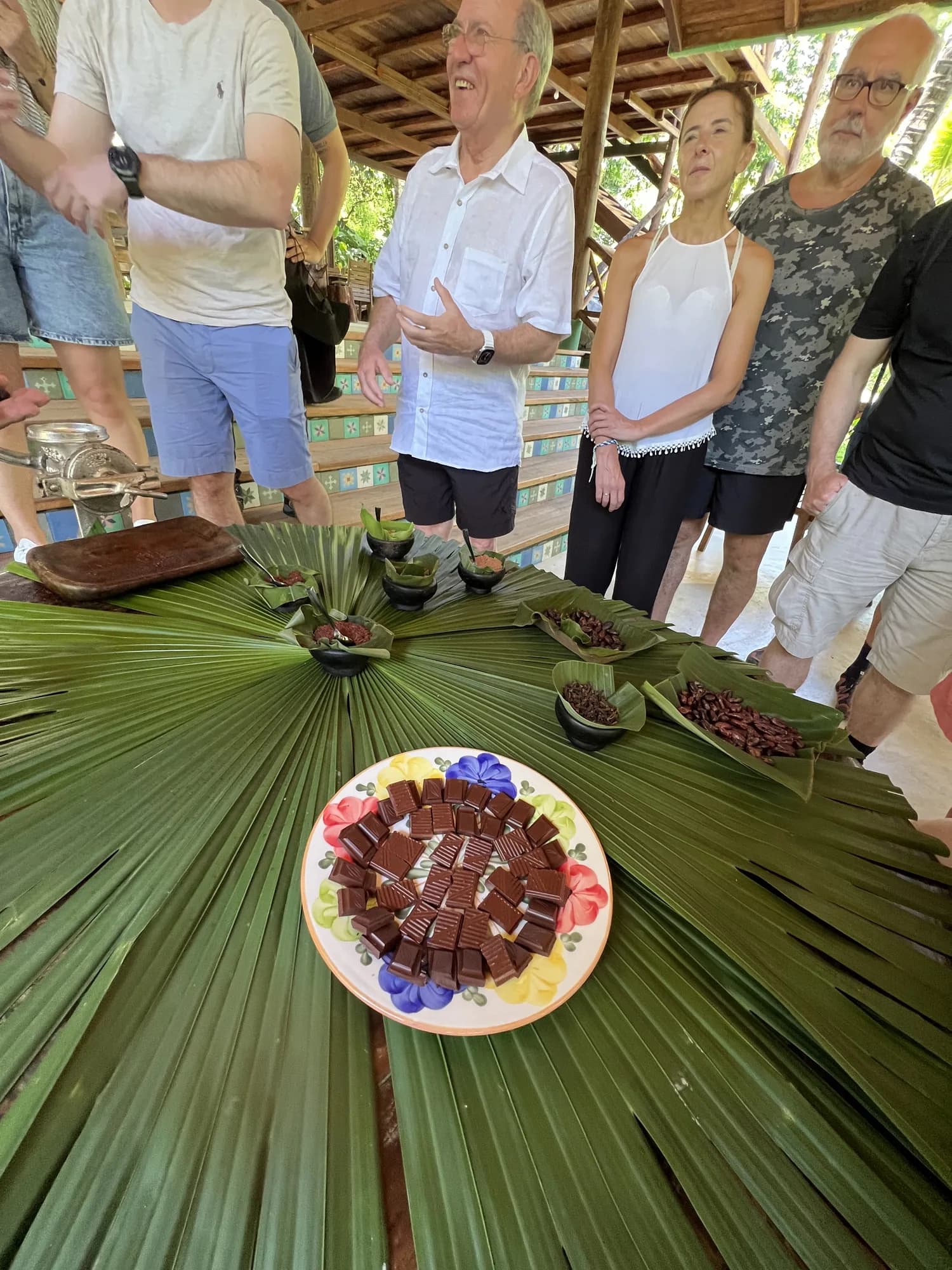 Degustación de cacao servida sobre una hoja de palma