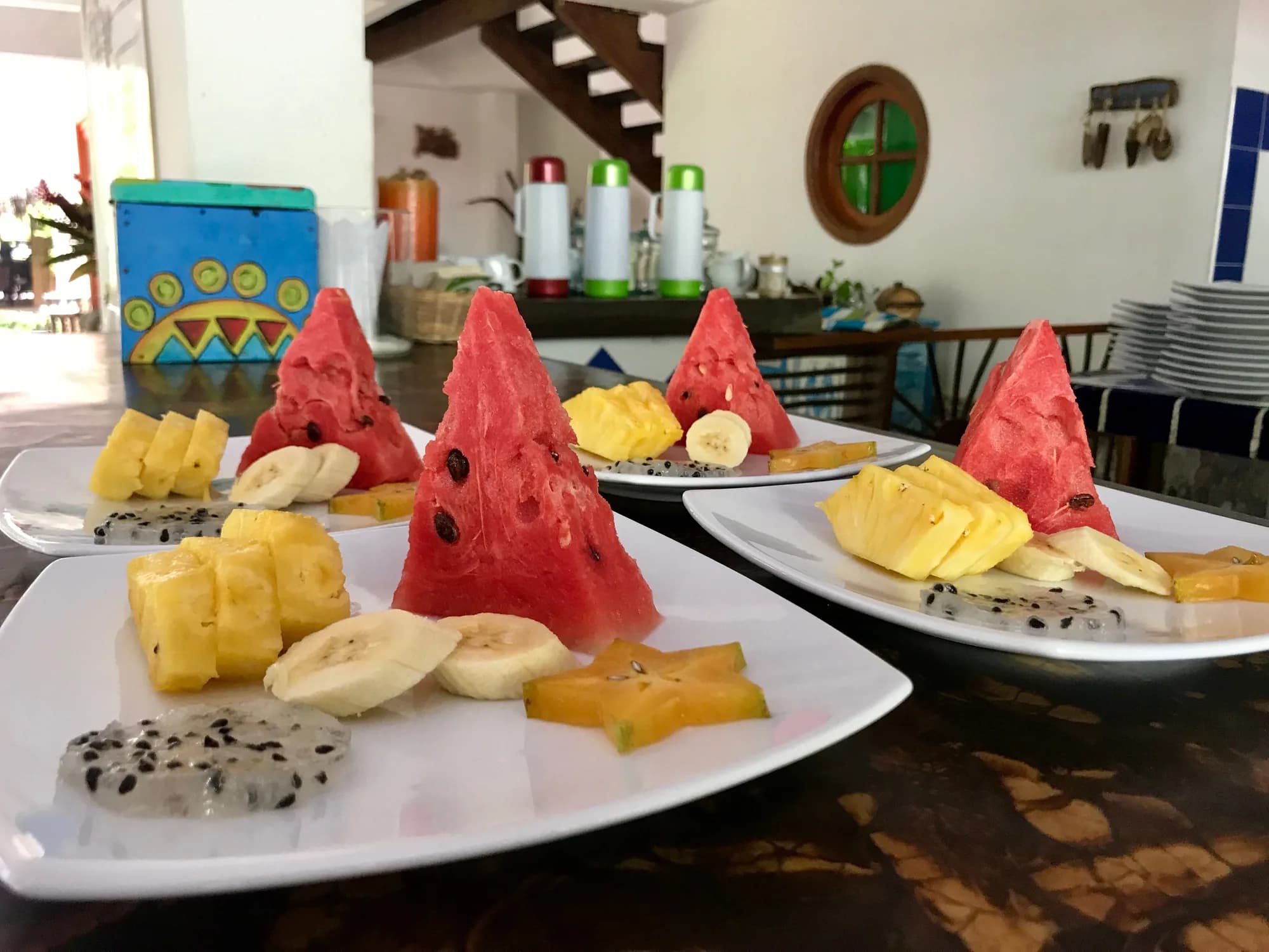 Frutas tropicales de la finca servidas en la mesa