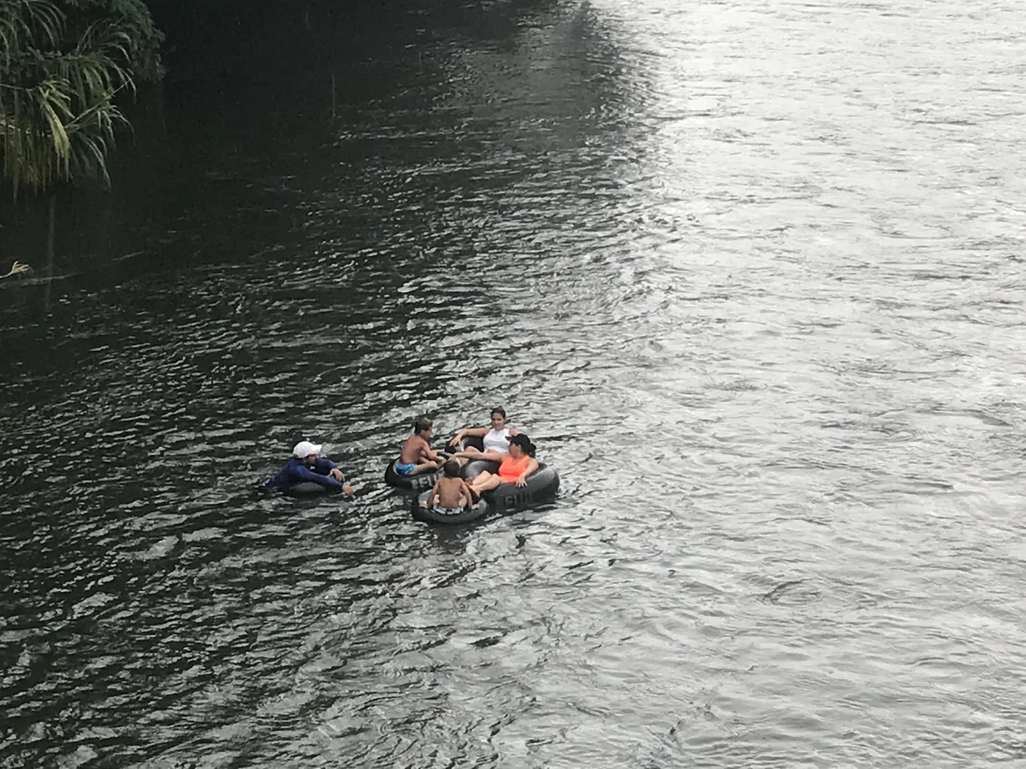 El río Don Diego visto desde arriba, con el grupo bajando la corriente