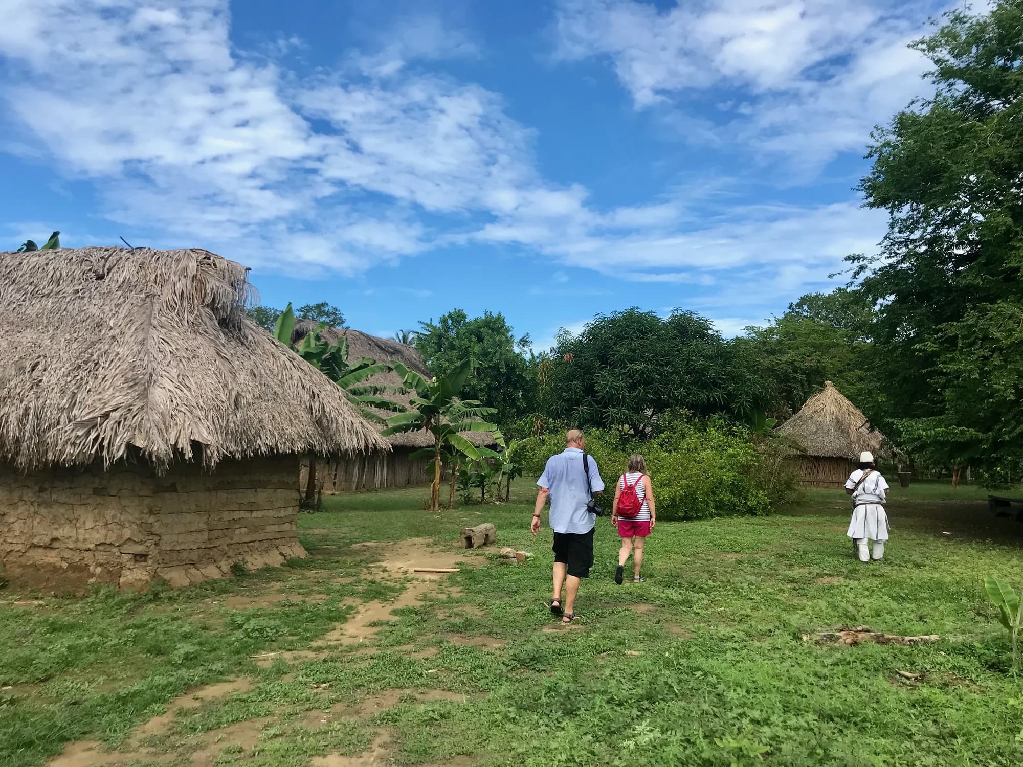 Visitantes recorriendo el pueblo Arhuaco con un guía local