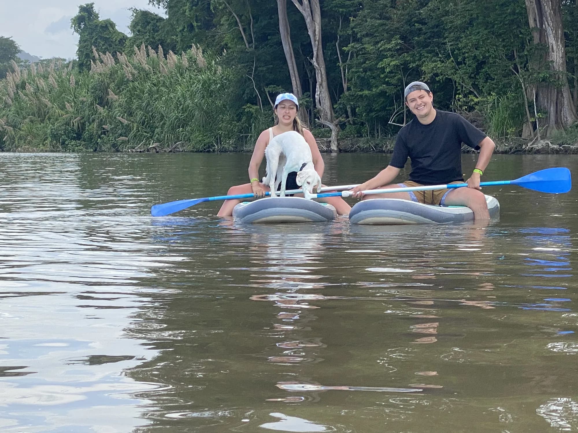 Dos personas sobre una tabla de paddle en el río Don Diego