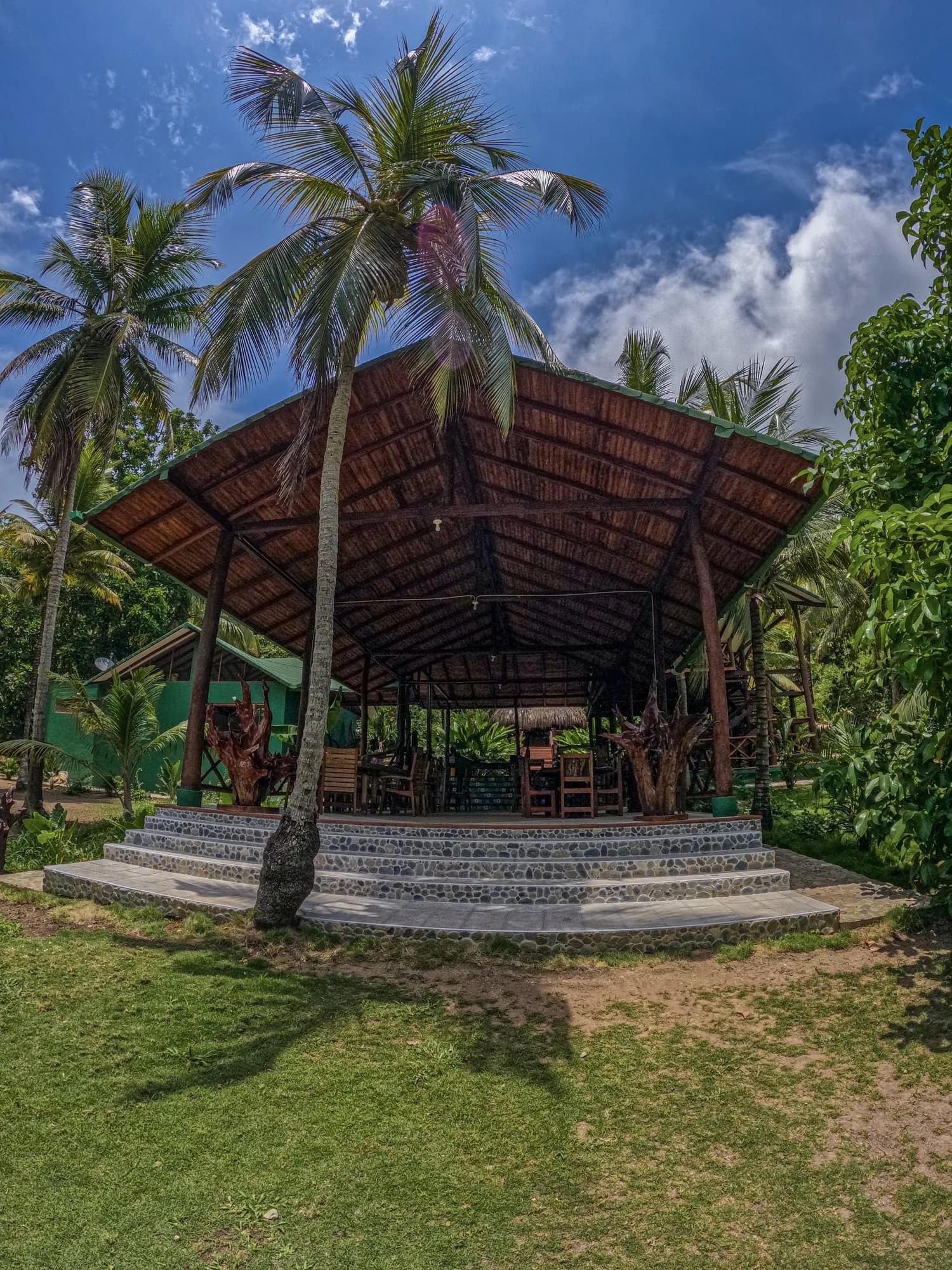Restaurante de La Jorará, una estructura abierta de madera entre palmeras