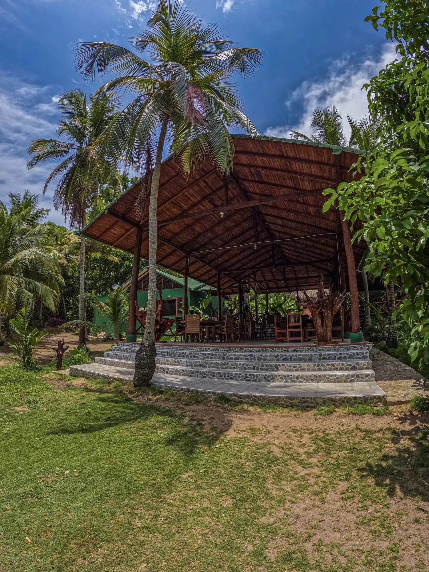 Vista lateral del restaurante de la finca, con escaleras de acceso