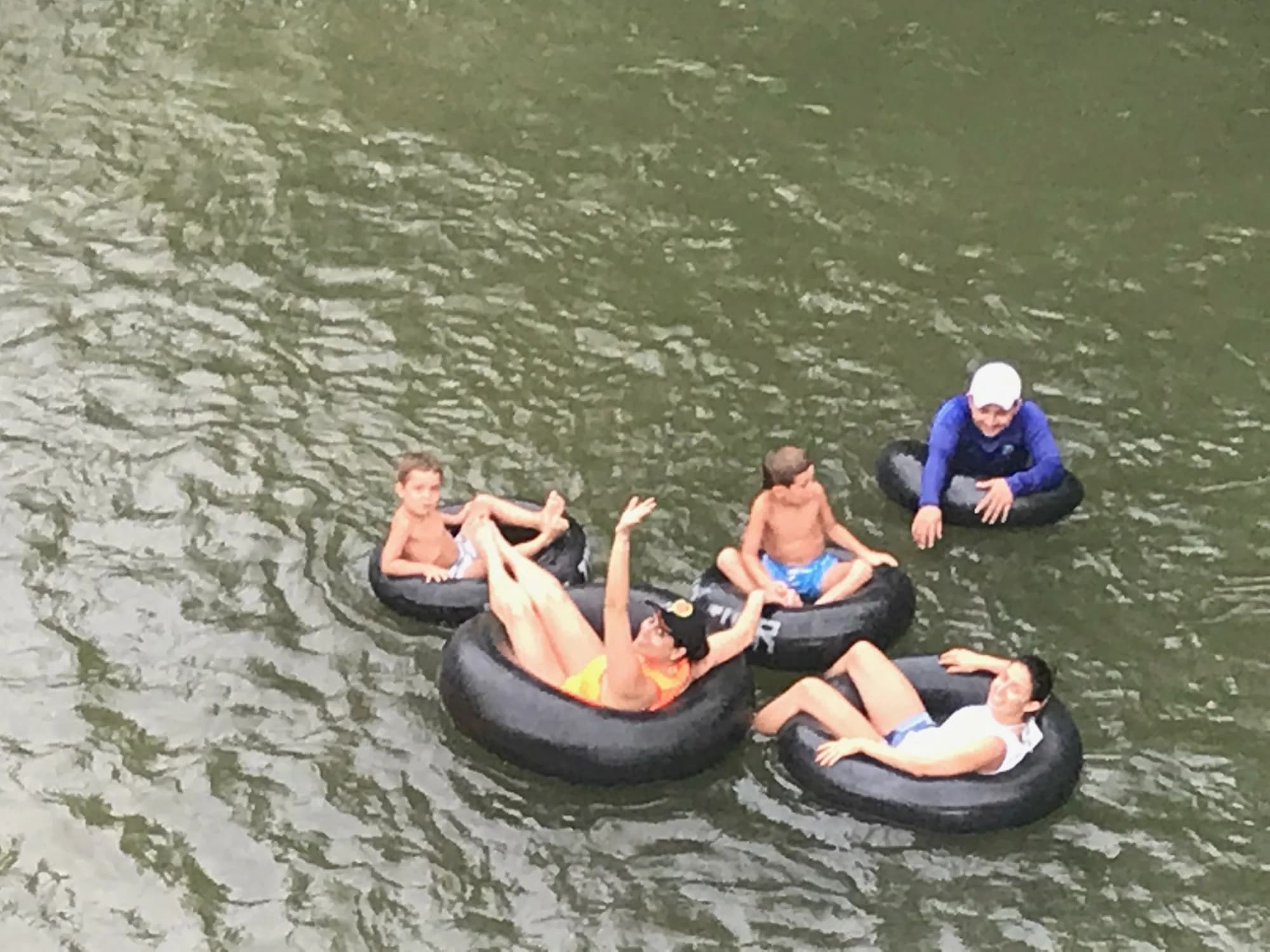 Grupo descendiendo el río Don Diego sobre neumáticos