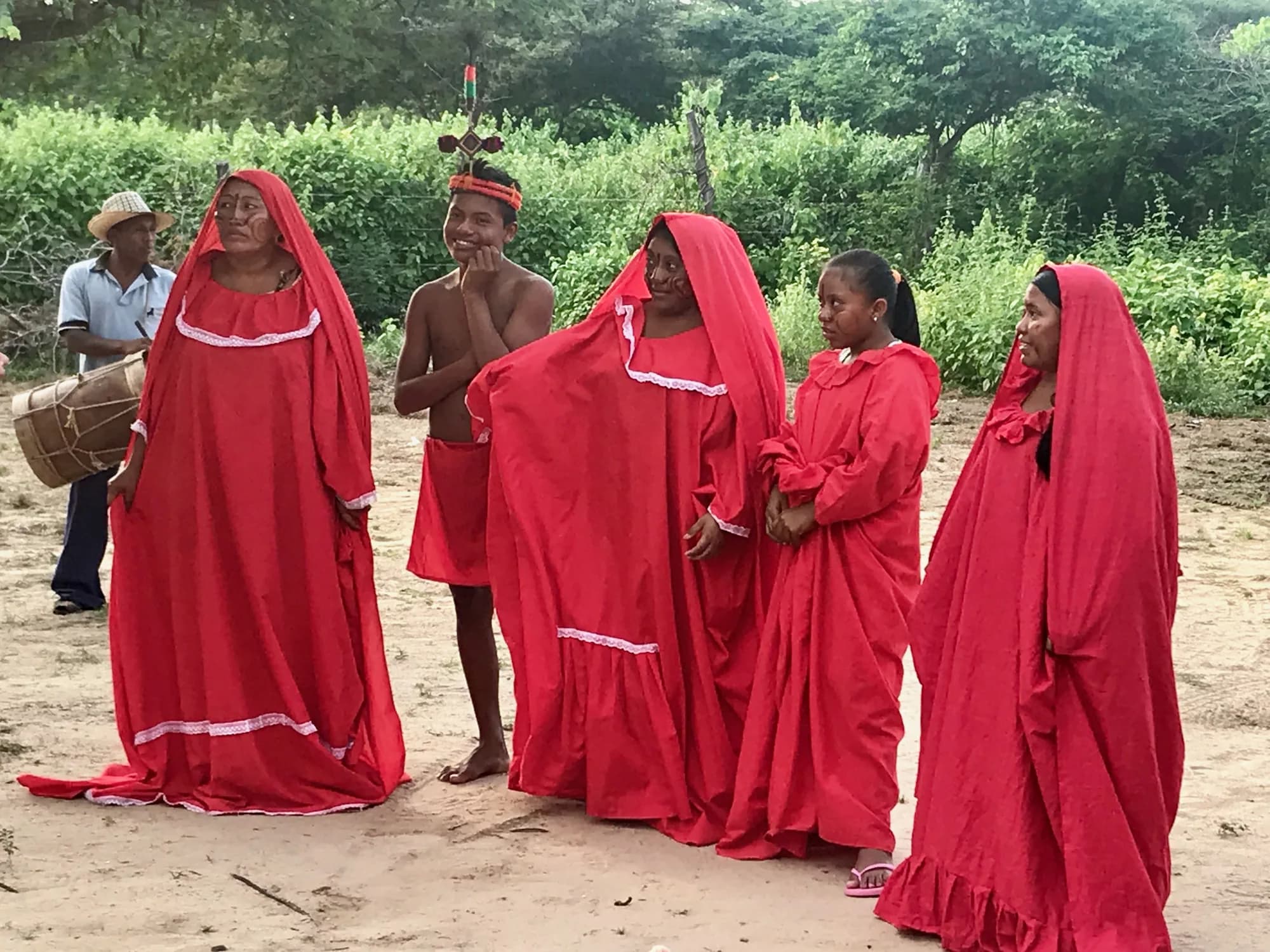 Mujeres Wayuu con sus mantas rojas tradicionales