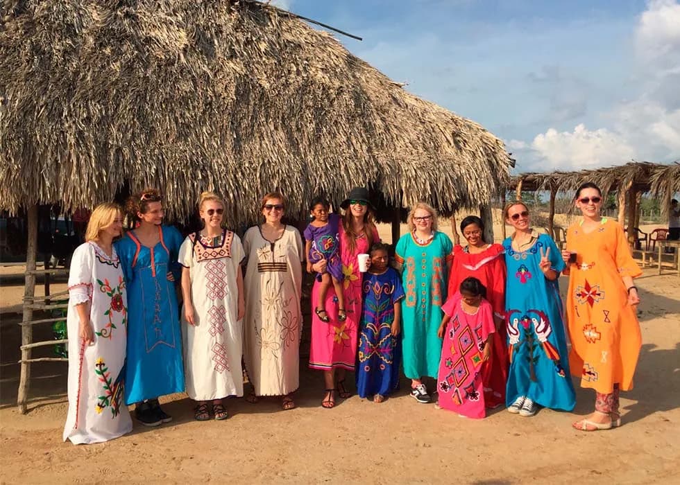 Visitantes con mantas Wayuu en la ranchería