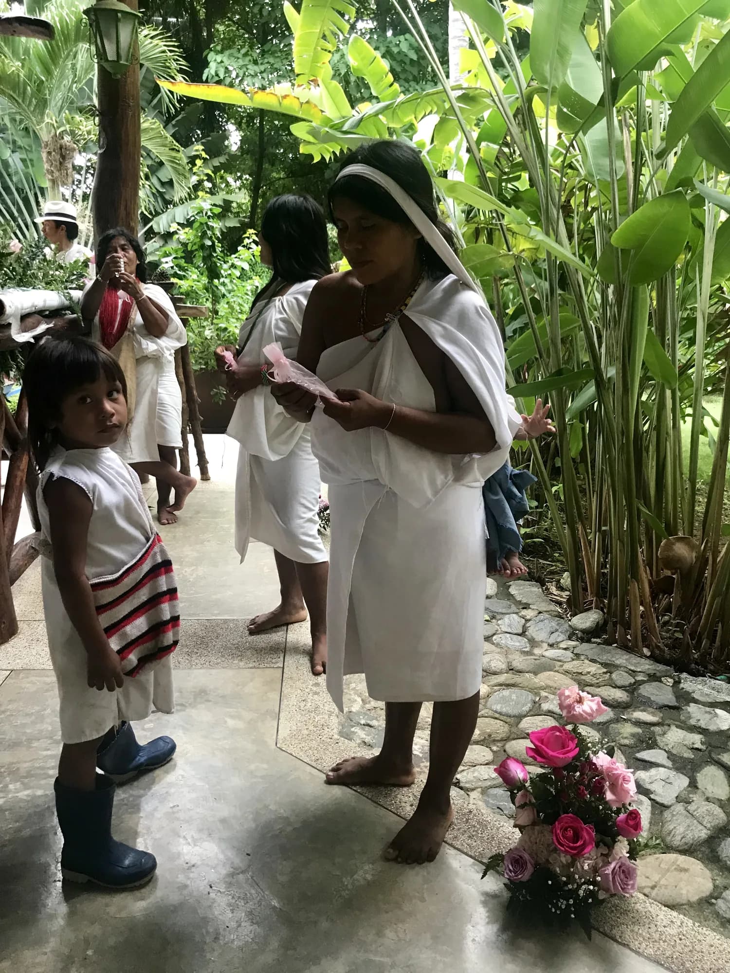 Familia Arhuaca recibiendo a visitantes en la finca