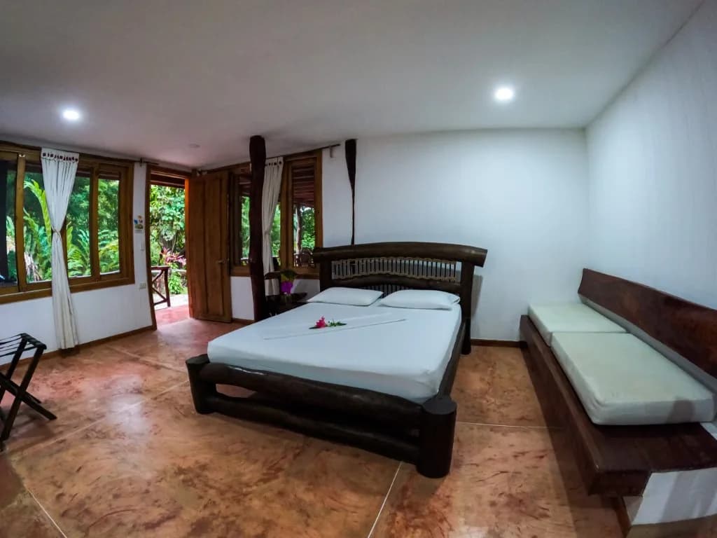 Vista interior de la habitación Higuerón con su cama doble