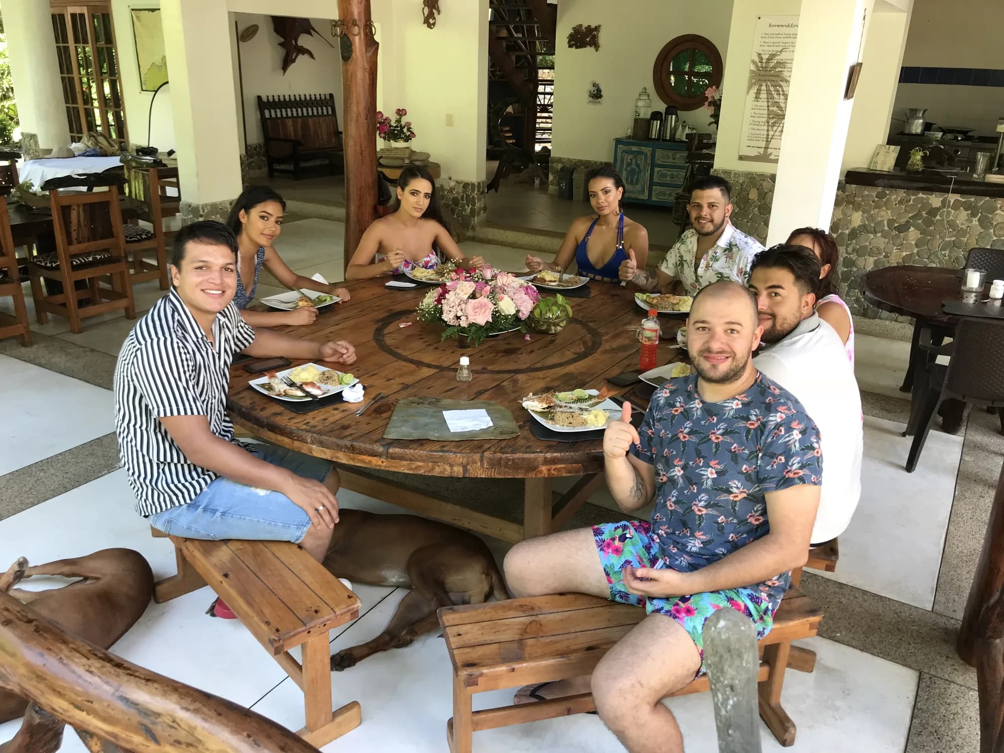 Almuerzo compartido en mesa redonda después de la caminata